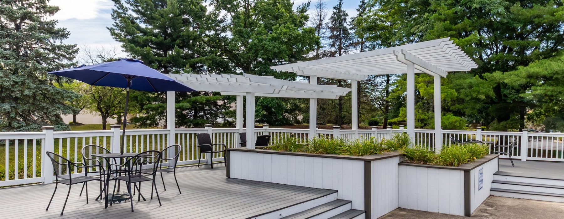 Outdoor dining area with pergola